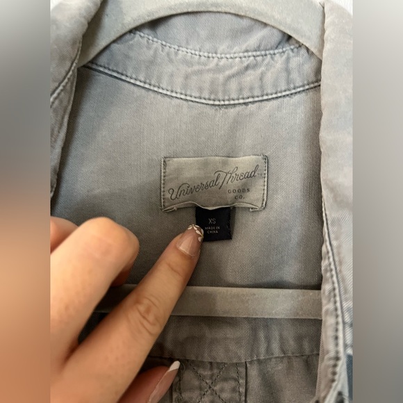 Button down - Picture 2 of 3